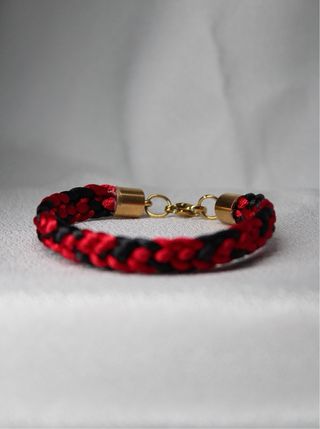 Pulsera trenzada roja y negra