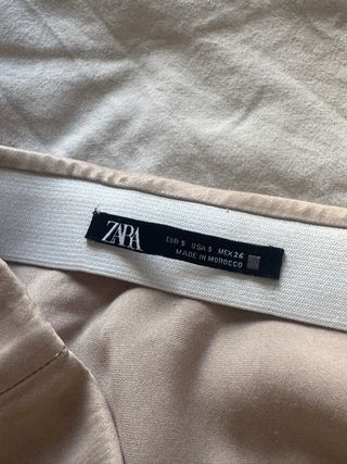 Falda beige satinada