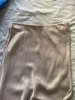 Falda beige satinada