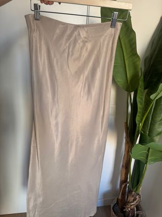 Falda beige satinada