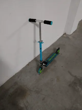 Patinete azul y verde