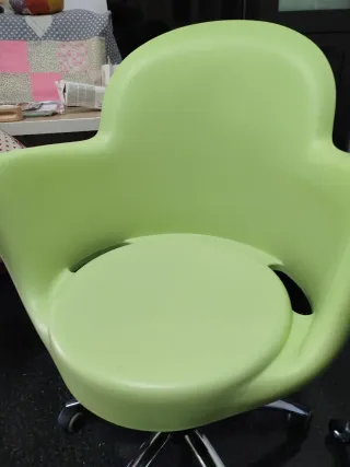 Silla de escritorio verde con base metálica
