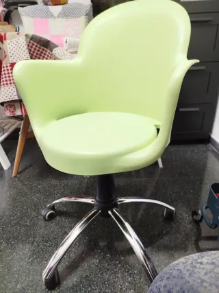 Silla de escritorio verde con base metálica
