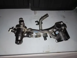 Motor con mangueras y conexiones