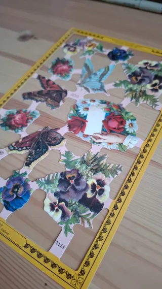 Plancha cromos troquelados de flores y mariposas