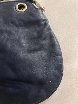 Bolso polipiel azul marino con flor en piel