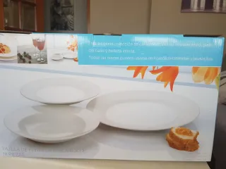 Platos de porcelana blancos