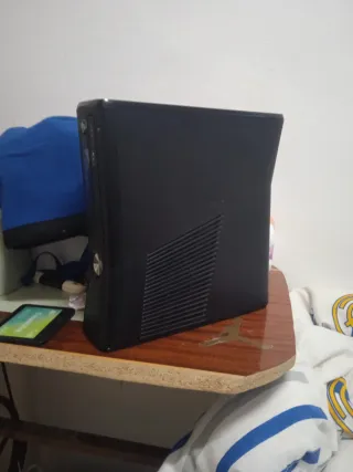 Xbox 360 Negra - Sin Cables ni Mandos