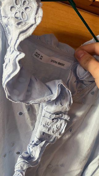 Camisa azul con volantes y bordados