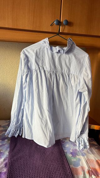 Camisa azul con volantes y bordados