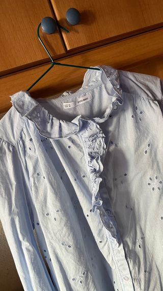 Camisa azul con volantes y bordados