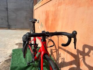 Bicicleta de carretera BMC Roja