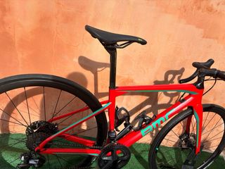 Bicicleta de carretera BMC Roja