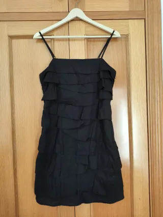 Vestido negro de fiesta con volantes