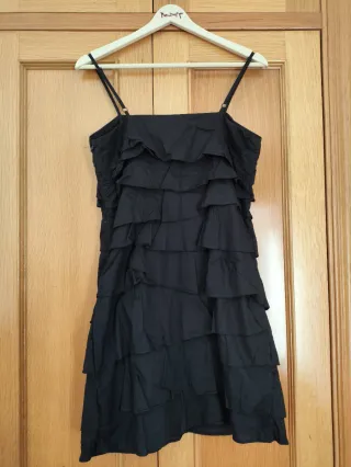 Vestido negro de fiesta con volantes