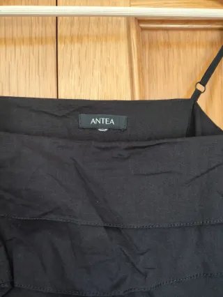 Vestido negro de fiesta con volantes