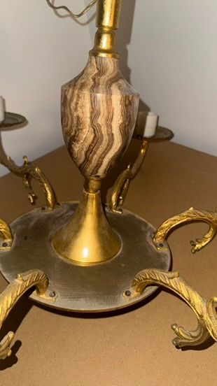 Lámpara de araña dorada clásica