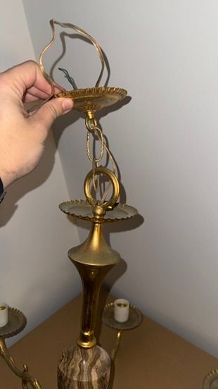 Lámpara de araña dorada clásica