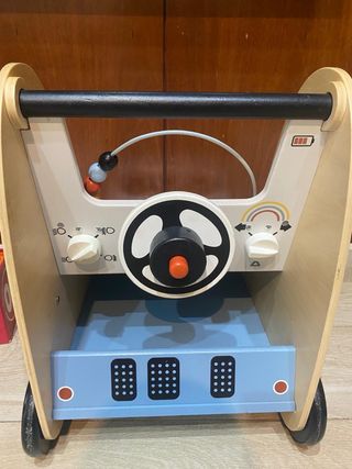 Passeggino in legno per bambini