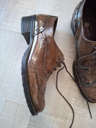 Zapatos elegantes y cómodos de piel marrón