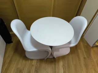Conjunto mesa redonda y 2 sillas blancas