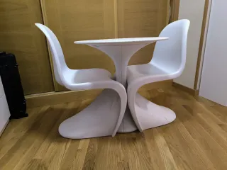 Conjunto mesa redonda y 2 sillas blancas