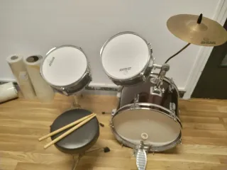 Batería Completa con Baquetas y Taburete
