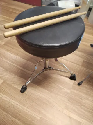 Batería Completa con Baquetas y Taburete