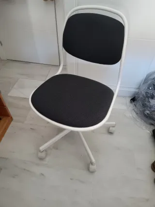 Silla de escritorio negra y blanca