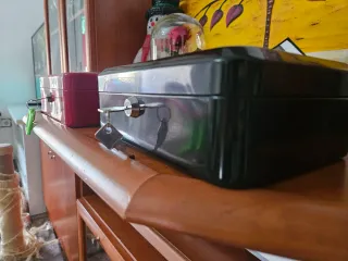 Cajas metálicas con llave (roja y negra)