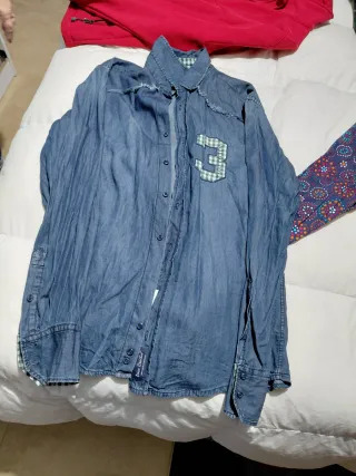 Camisa vaquera azul con número 3