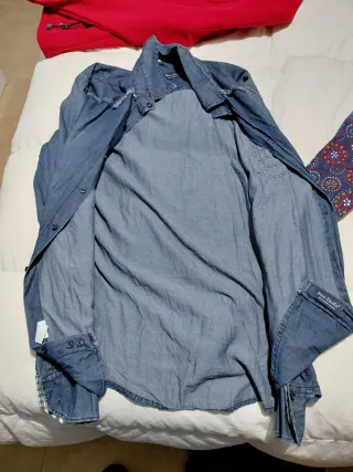 Camisa vaquera azul con número 3