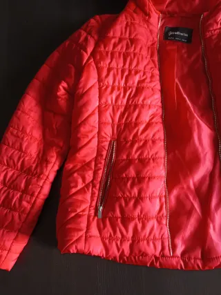 Chaqueta acolchada roja Stradivarius mujer