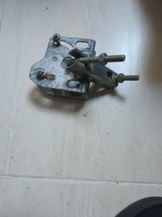 Soporte prisionero para antena parabólica