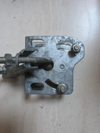 Soporte prisionero para antena parabólica