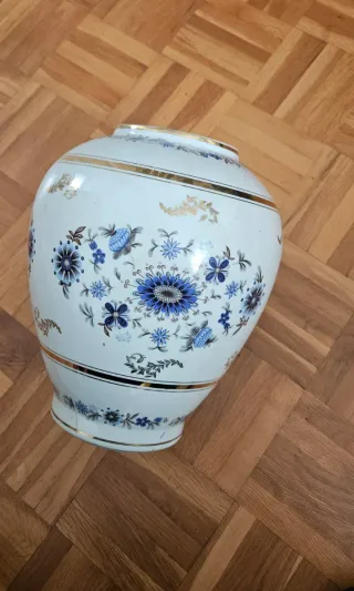 Jarrón de porcelana blanco con flores azules
