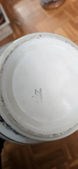 Jarrón de porcelana blanco con flores azules