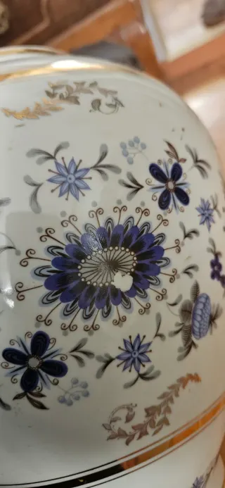 Jarrón de porcelana blanco con flores azules