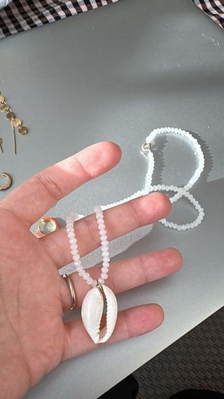 Pendientes, anillos y collar variados