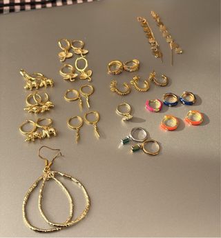 Pendientes, anillos y collar variados