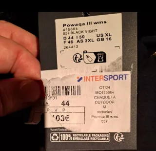 Chaqueta acolchada negra con capucha