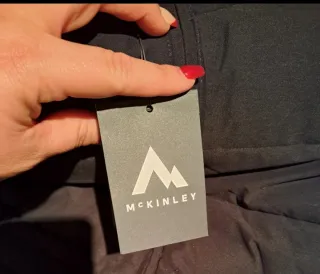 Chaqueta acolchada negra con capucha