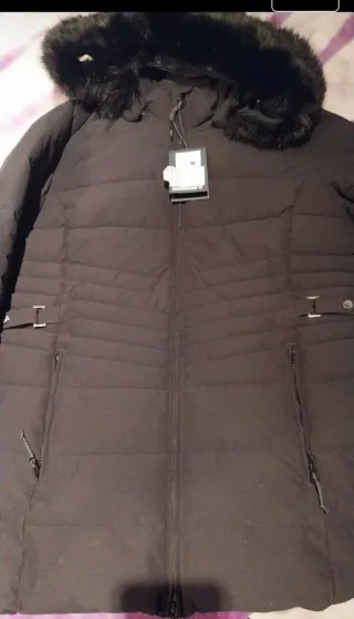 Chaqueta acolchada negra con capucha