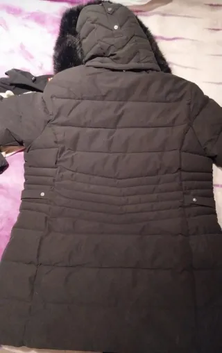 Chaqueta acolchada negra con capucha