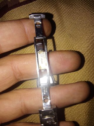 Reloj de pulsera plateado y negro