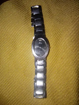 Reloj de pulsera plateado y negro