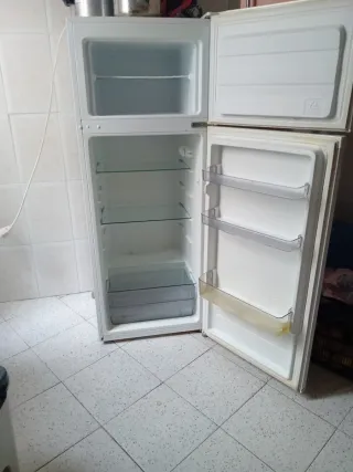 Nevera blanca con congelador