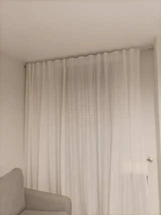 Cortina blanca de tela