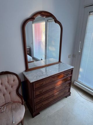CÓMODA CLÁSICA CON ESPEJO Y TAPA DE MÁRMOL