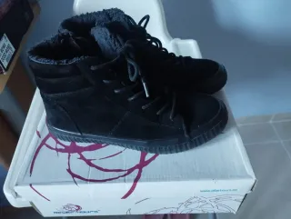 Botines negros con cordones y cremallera